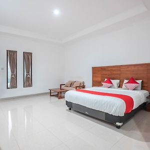 Super Oyo 686 Bunga Karang Hotel